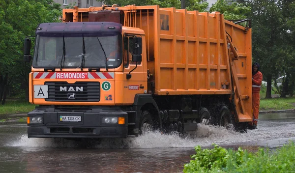 Paseos en coche bajo fuertes lluvias en una carretera inundada —  Fotos de Stock