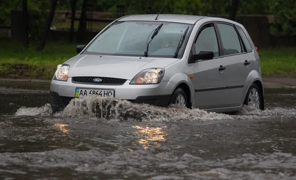 Autókirándulás nagy esőben az elárasztott úton — Stock Fotó