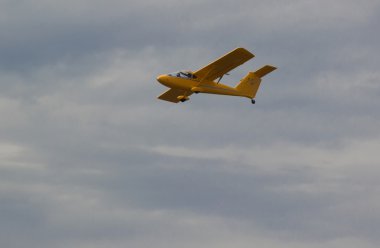 Havada küçük bir uçak.