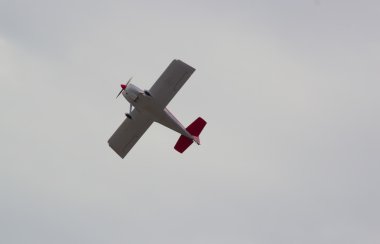 Havada küçük bir uçak.