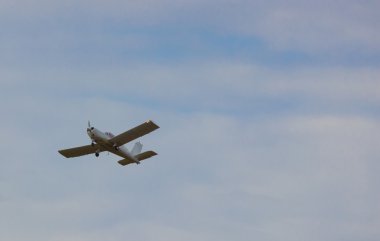 Havada küçük bir uçak.