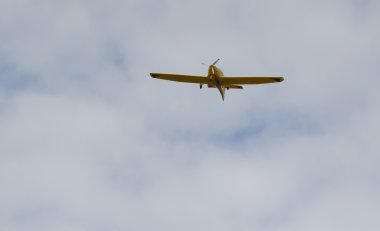 Havada küçük bir uçak.