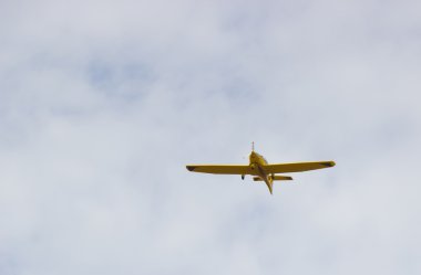 Havada küçük bir uçak.