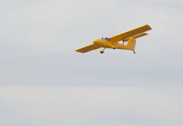 Avión pequeño en el aire. —  Fotos de Stock