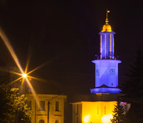 Nachtansicht auf das Rathaus von Iwano-Frankiwsk mit ukrainischen patriotischen Lichtern — Stockfoto