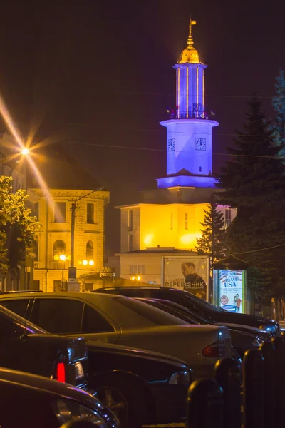 Vista serale sul municipio di Ivano-Frankivsk con luci patriottiche ucraine — Foto Stock