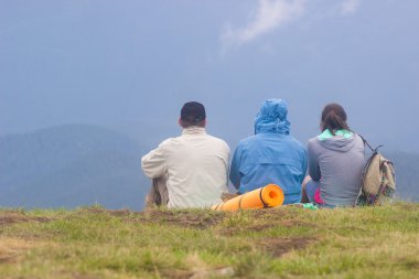 Dağın tepesine, mutlu yürüyüşçü