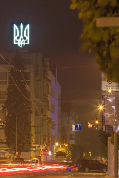 Nachtansicht auf die Stadt Iwano-Frankiwsk mit ukrainischen patriotischen Lichtern — Stockfoto