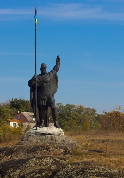 Un monumento de un caballero hecho por autor desconocido, de pie en la isla en el río Ros. Este es un hito y protector de la ciudad de Korsun-Shevchenkivskyi, Ucrania . —  Fotos de Stock