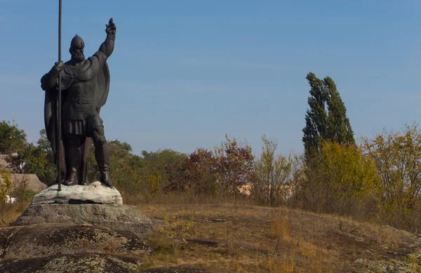 Pomnik rycerza przez nieznanego autora, stojąc na wyspie na rzece Ros. Jest to punkt orientacyjny i obrońca miasta Korsuń Szewczenkowski, Ukraina. — Zdjęcie stockowe
