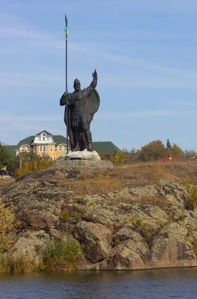 강 선생님에 섬에 서 있는 알 수 없는 저자에 의해 기사의 기념물. 이것은 획기적인 Korsun 도시-Shevchenkivskyi, 우크라이나의 수호자. — 스톡 사진