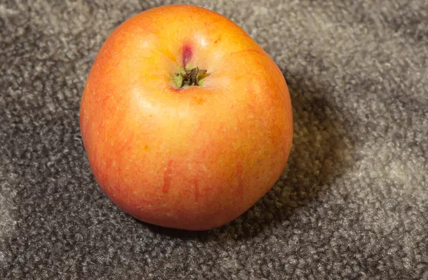 Czerwone jabłko na stole — Zdjęcie stockowe