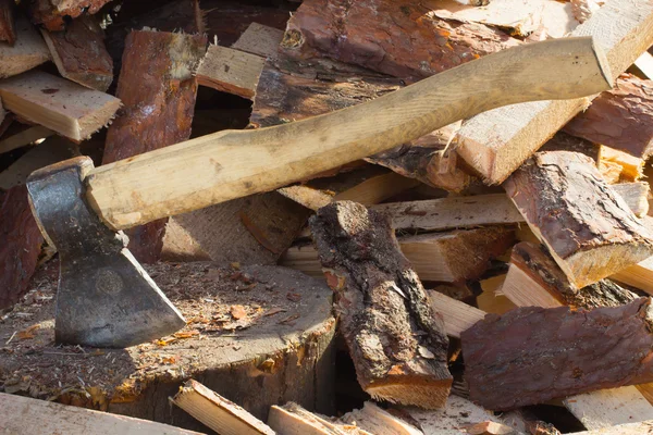 木头和斧头 — 图库照片