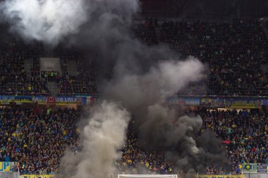 Lviv, Ukrayna - tercihine 14: Teröristler bozulduğu, fanlar futbol maçı Ukrayna Slovenya yanma ve patlama havai fişek paketleri. Bate üzerinde tercihine 14, 2015 Lviv, Ukrayna