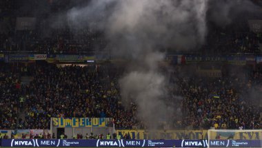 Lviv, Ukrayna - tercihine 14: Teröristler bozulduğu, fanlar futbol maçı Ukrayna Slovenya yanma ve patlama havai fişek paketleri. Bate üzerinde tercihine 14, 2015 Lviv, Ukrayna
