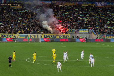 Lviv, Ukrayna - tercihine 14: Teröristler bozulduğu, fanlar futbol maçı Ukrayna Slovenya yanma ve patlama havai fişek paketleri. Bate üzerinde tercihine 14, 2015 Lviv, Ukrayna