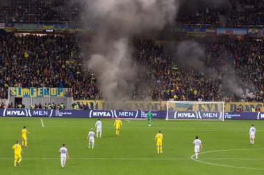 Lviv, Ukrayna - tercihine 14: Teröristler bozulduğu, fanlar futbol maçı Ukrayna Slovenya yanma ve patlama havai fişek paketleri. Bate üzerinde tercihine 14, 2015 Lviv, Ukrayna