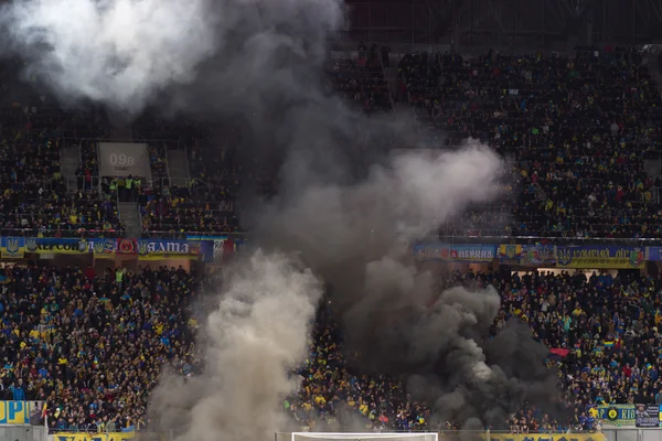 LVIV, UCRAINA - 14 NOVEMBRE: I tifosi terroristi hanno interrotto la partita di calcio Ucraina Slovenia bruciando ed esplodendo pacchetti di fuochi d'artificio. Bate il 14 novembre 2015 Lviv, Ucraina — Foto Stock