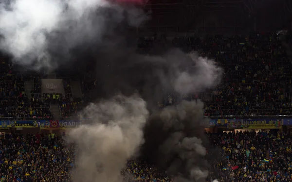 Lviv, Ukrayna - tercihine 14: Teröristler bozulduğu, fanlar futbol maçı Ukrayna Slovenya yanma ve patlama havai fişek paketleri. Bate üzerinde tercihine 14, 2015 Lviv, Ukrayna