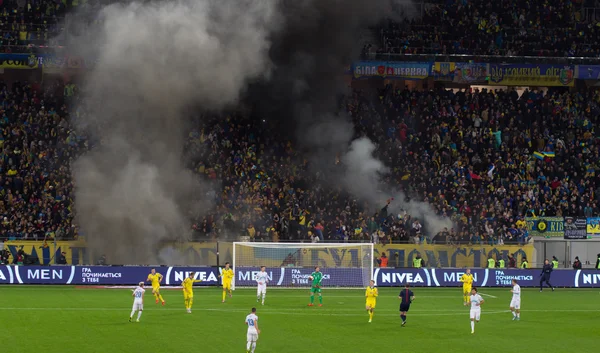 Lviv, Ukrayna - tercihine 14: Teröristler bozulduğu, fanlar futbol maçı Ukrayna Slovenya yanma ve patlama havai fişek paketleri. Bate üzerinde tercihine 14, 2015 Lviv, Ukrayna