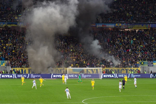 Lviv, Ukrayna - tercihine 14: Teröristler bozulduğu, fanlar futbol maçı Ukrayna Slovenya yanma ve patlama havai fişek paketleri. Bate üzerinde tercihine 14, 2015 Lviv, Ukrayna