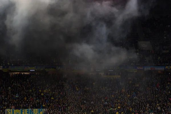 Lviv, Ukrayna - tercihine 14: Teröristler bozulduğu, fanlar futbol maçı Ukrayna Slovenya yanma ve patlama havai fişek paketleri. Bate üzerinde tercihine 14, 2015 Lviv, Ukrayna