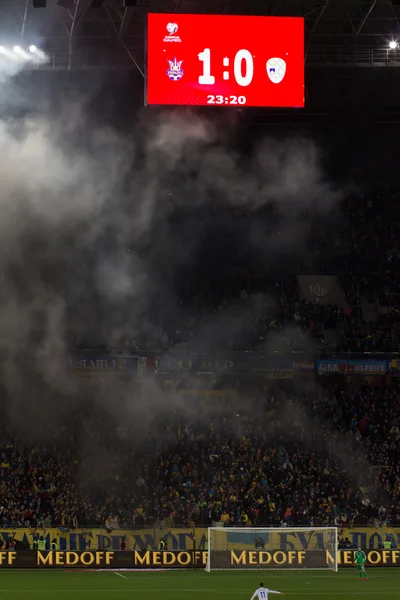 Lviv, Ukrayna - tercihine 14: Teröristler bozulduğu, fanlar futbol maçı Ukrayna Slovenya yanma ve patlama havai fişek paketleri. Bate üzerinde tercihine 14, 2015 Lviv, Ukrayna
