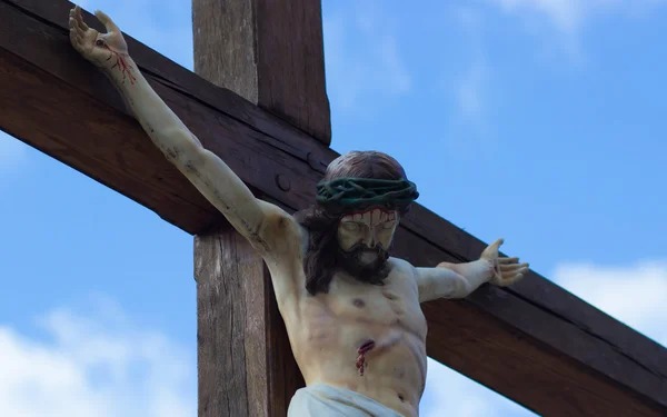 Pomnik Jezusa Chrystusa na krzyżu. Clouse się — Zdjęcie stockowe