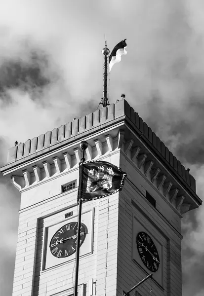 Prefeitura de Lviv construída em 1830-1845 torre 65 m de altura situada no Mercado ou Rynok Square. Rynok Square em Lviv é uma praça central da cidade . — Fotografia de Stock