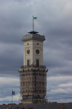 Lviv Belediye Binası 1830-1845 kulede Pazar veya Rynok Meydanı yer alan 65 m yükseklik inşa. Lviv meydanda Rynok