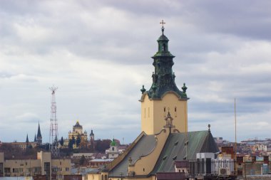 varsayım Kilisesi eski çatılar, lviv, Ukrayna arasında yüksek kule.