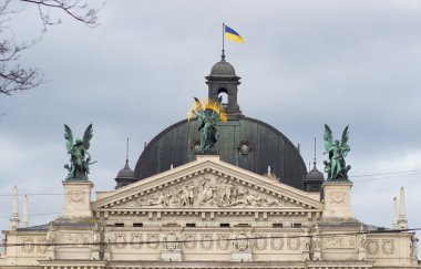 Lviv devlet akademik Opera ve bale Tiyatrosu cephesinde heykeller.