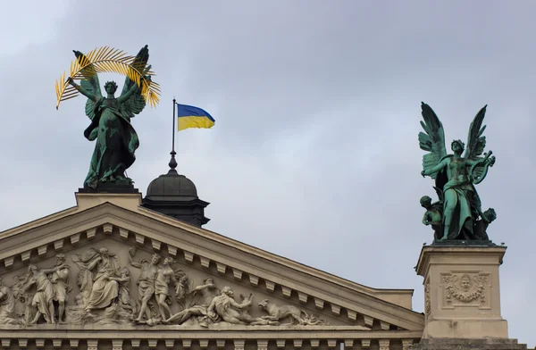 Esculturas na fachada de Lviv State Academic Opera e Ballet Theatre . — Fotografia de Stock