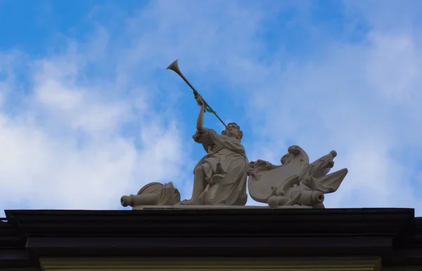 Skulpturen auf dem zentralen Platz von Lwiw, Ukraine. Aufklappen — Stockfoto