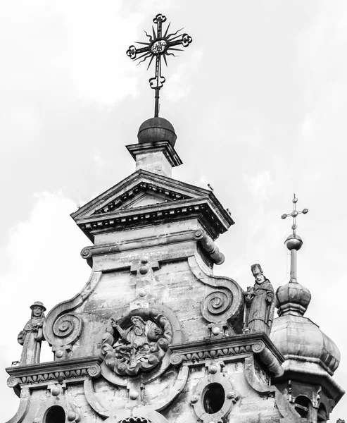 Lviv - 15 de noviembre: La fachada principal de la Catedral de Bernardine, 15 de noviembre de 2015 en Lviv, Ucrania — Foto de Stock