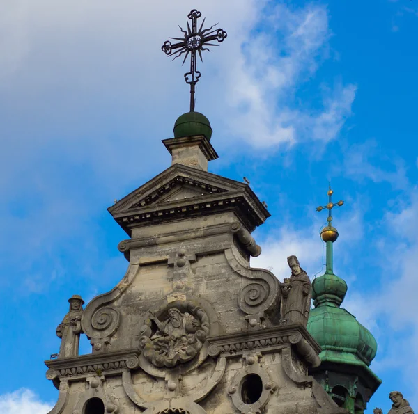 Львів - 15 листопада: На головному фасаді Бернардинський собор, 15 листопада 2015 року у Львові — стокове фото