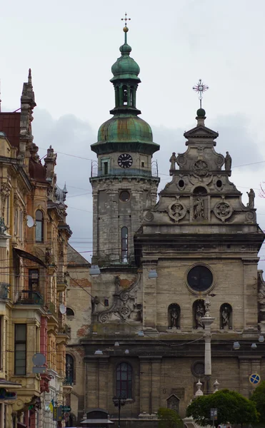 Lwów - 15 listopada: Głównej fasady katedry Bernardynów, 15 listopada 2015 w Lwowie, Ukraina — Zdjęcie stockowe