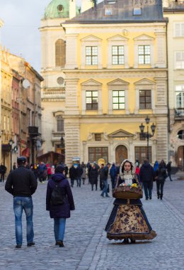 Lviv, Ukrayna - 15 Kasım: Güzel elbiseli kız şeker Lviv Pazar Meydanı ' nda 15 Kasım 2015 Lviv, Ukrayna satıyor..