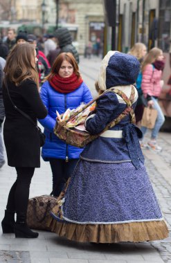 Lviv, Ukrayna - 15 Kasım: Güzel elbiseli kız şeker Lviv Pazar Meydanı ' nda 15 Kasım 2015 Lviv, Ukrayna satıyor..