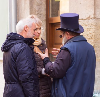 Ukrayna. Lviv - 15 Kasım 2015: Aktif emeklilik, Grup Eski erkek arkadaşıyla konuşuyor ve Lviv, Ukrayna genel parkta bankta gülüyor