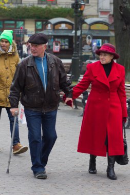 Ukrayna. Lviv - 15 Kasım 2015: Aktif emeklilik, Grup Eski erkek arkadaşıyla konuşuyor ve Lviv, Ukrayna genel parkta bankta gülüyor