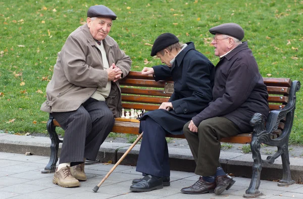 Lviv, Ukrayna - 15 Kasım 2015: yaşlı adamlar park Lviv, Ukrayna satranç oynuyorsun