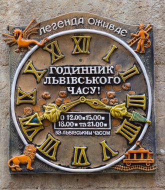 Lviv, Ukrayna - Kasım 2015: Eski vintage retro anıt heykel saat Lviv evde üzerinde
