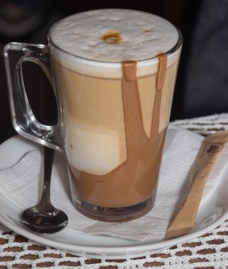 cafe latte içmek