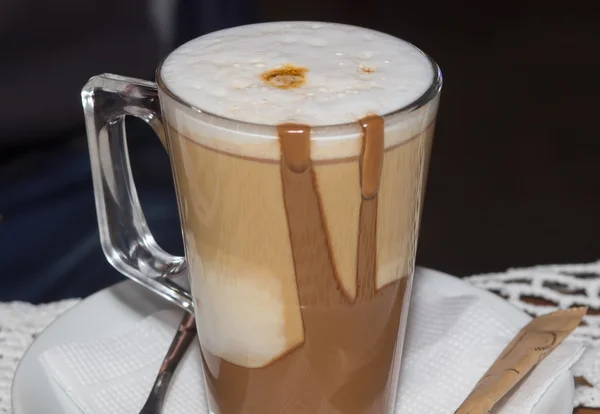 Cafe latte içmek — Stok fotoğraf