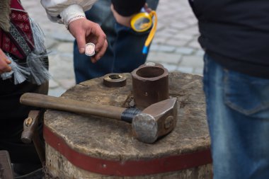Tezgah Yardımcısı madeni para ve bir çekiç ile
