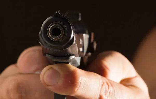 Man hands with a gun — Stock Photo, Image