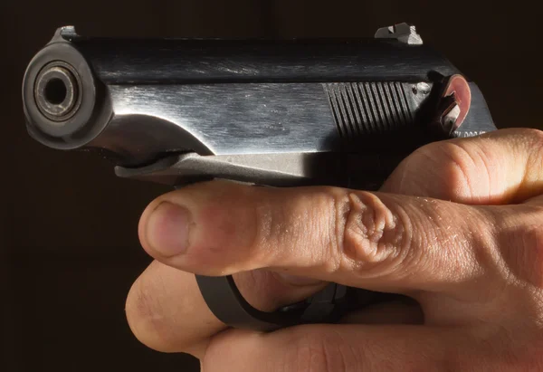 Ruce muž s pistolí — Stock fotografie