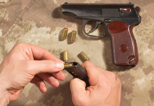 Muži zatížení munice v klipu Makarov pistole — Stock fotografie