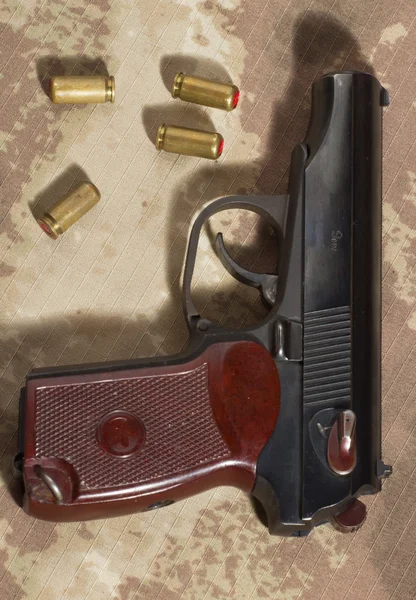 Homens carregam munição no clipe Makarov pistola — Fotografia de Stock